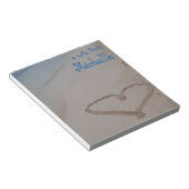 Herz in Sand Beach Personalisiert Notizblock (angewinkelt)