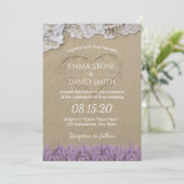 Herz in Sand Lavender Floral Beach Hochzeit Einladung (Stehend Vorderseite)