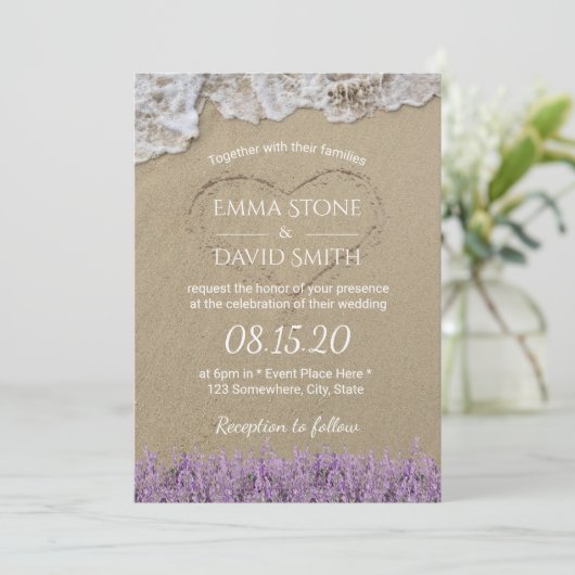 Herz in Sand Lavender Floral Beach Hochzeit Einladung (Stehend Vorderseite)