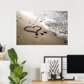 Herz in Sand Poster/Leinwand Poster (Heimbüro)