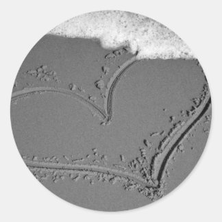Herz in Sand Runder Aufkleber