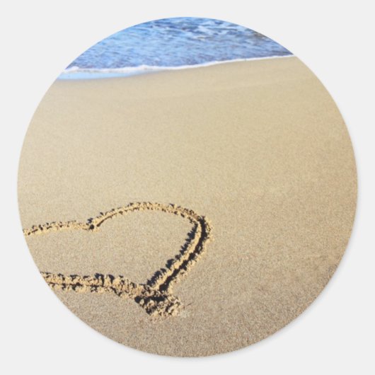 Herz in Sand Runder Aufkleber (Vorderseite)