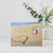 Herz in Sand-Tischnummer-Karten, Name & Datum Postkarte (Stehend Vorderseite)