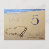 Herz in Sand-Tischnummer-Karten, Name & Datum Postkarte (Rückseite)