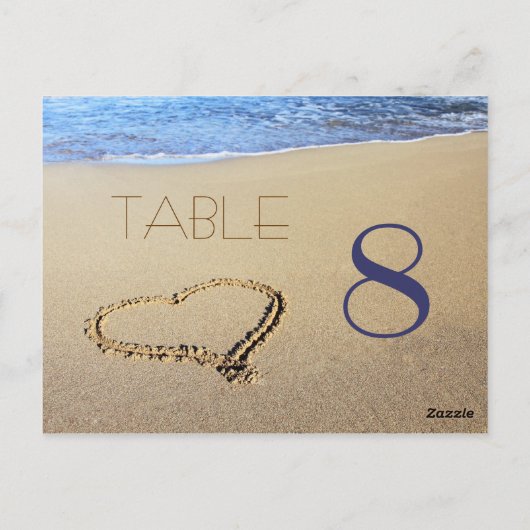 Herz in Sand-Tischnummer-Karten Postkarte (Rückseite)