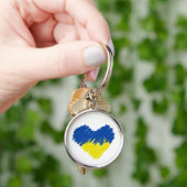 Herz in ukrainischen Flaggenfarben. Ukraine Schlüs Schlüsselanhänger (Hand)