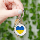 Herz in ukrainischen Flaggenfarben. Ukraine Schlüsselanhänger (Hand)