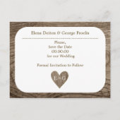 Herz & Initialen Holz rustikale Hochzeit Retten Si Ankündigungspostkarte (Rückseite)