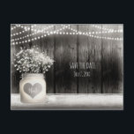 Herz Mason Jar & Gipskraut Rustikale Rett Datum Ankündigungspostkarte<br><div class="desc">Herz Mason Jar & Gipskraut Rustikale Save the Date Postkarte. Passende Artikel in meinem Geschäft.</div>