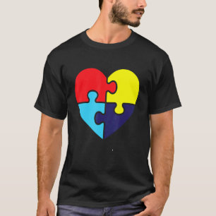Herz mit einem mehrfarbigen Autismus-Puzzleteil T-Shirt