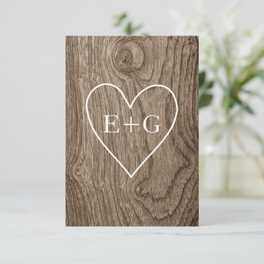 Herz mit Initialen Holz Korn rustikale Hochzeit RS RSVP Karte (Stehend Vorderseite)