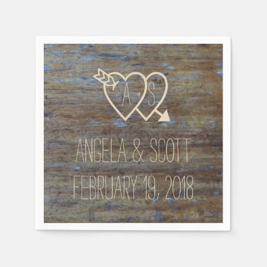 Herz mit Initialen Rustikale Holzhochzeit Serviette (Vorderseite)