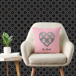 Herz mit romantisch-schwarz gestreiften Rose auf r Kissen<br><div class="desc">Dieses romantische und schicke "Be Kind"-Design besticht durch ein Herz mit rosa Hütte-Rose und frischen schwarzweißen Streifen. Es ist ein bisschen trendy und Retro zur gleichen Zeit, und auch definitiv weiblich. Das Design wird auf einem rosa Hintergrund angezeigt. Der Text "Be Kind" erscheint unter dem Herzen in schwarzem Text, aber...</div>