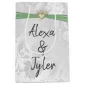 Herz mit Sage Green Ribbon on Damask Mittlere Geschenktüte (Vorderseite)