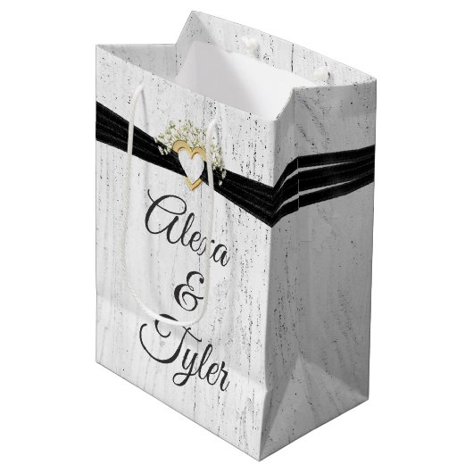 Herz mit schwarzem Band auf weißem Holz Mittlere Geschenktüte (Vorderseite Schrägansicht)