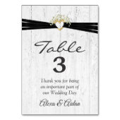 Herz mit schwarzem Band auf weißem Holz Tischnummer (Rückseite)