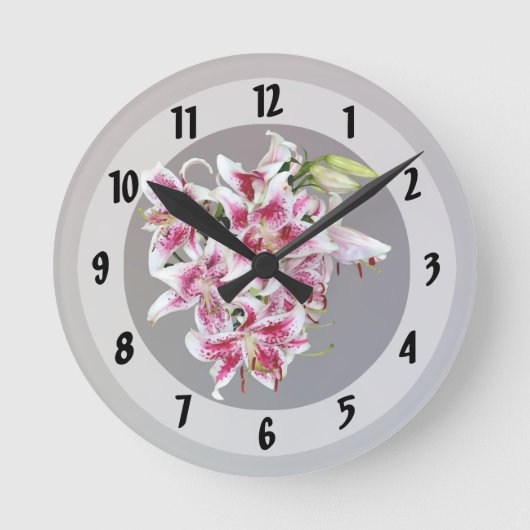 Herz mit Stargazer Lilies Runde Wanduhr (Vorderseite)
