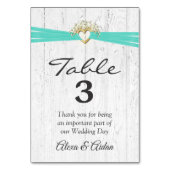 Herz mit türkisfarbenem Band auf weißem Holz Tischnummer (Rückseite)