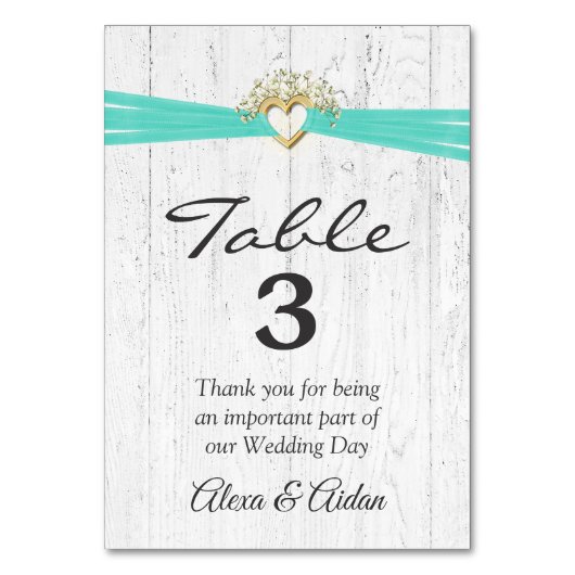Herz mit türkisfarbenem Band auf weißem Holz Tischnummer (Vorderseite)