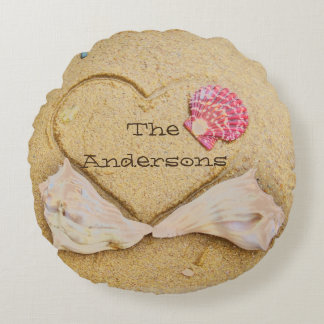 Herz, Muscheln, + Liebe am Strand, individuelles K Rundes Kissen