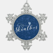 Herz Skiathos mit griechischer Flagge Schneeflocken Zinn-Ornament (Vorderseite)