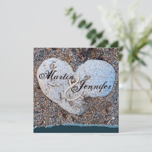 Herz Stone in Sand Blue Turquoise Beach Hochzeit Einladung (Stehend Vorderseite)
