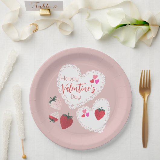 Herz und Erdbeeren Happy Valentines Day Pappteller (Hochzeit)