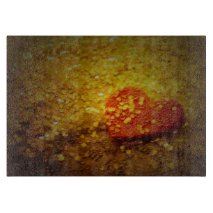 Herz und Glitzer auf der Vintagen Buchseite Stilll Schneidebrett