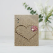 Herz und Muschel am Strand Postkarte (Stehend Vorderseite)