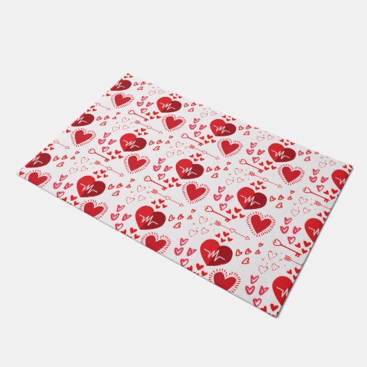 Herz und Pfeil der roten Liebe, Happy Valentine's Fußmatte (Schrägansicht)