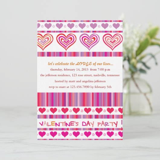 Herz und Streifen Valentine Party Einladungen (Stehend Vorderseite)