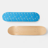 Herz und Wolken auf blau Skateboard (Horizontal)