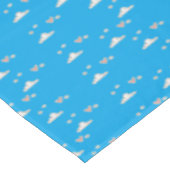 Herz und Wolken auf blau Tischdecke (Schrägansicht)