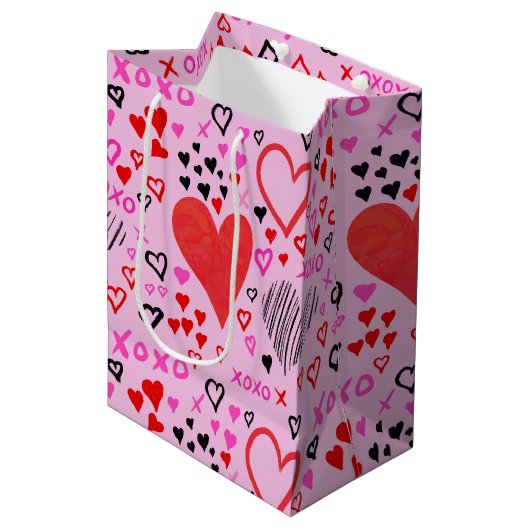 Herz, XOXO-rosa Musterpapier Mittlere Geschenktüte (Vorderseite Schrägansicht)