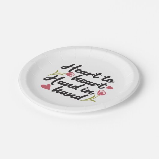 Herz zu Herz, Hand zu Hand - Romantisches Zitat Pappteller (Schrägansicht)