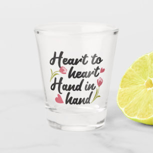 Herz zu Herz, Hand zu Hand - Romantisches Zitat Schnapsglas