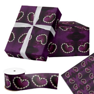 Herzen aus Vintage-Perlensträngen in Lila Geschenkpapier