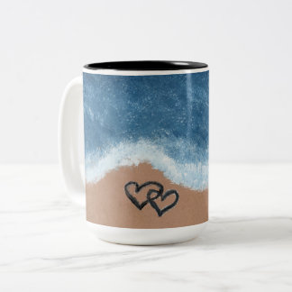 Herzen im Sand am Ozean Zweifarbige Tasse