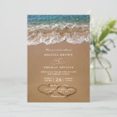 Herzen im Sand Sommerstrand QR-Code-Hochzeit Einladung (Stehend Vorderseite)