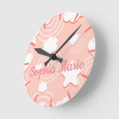 Herzen, Sterne und Wirbel aus rosa Brise Runde Wanduhr (Winkel)