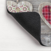 Herzen über einer hölzernen Tabelle Mousepad (Ecke)