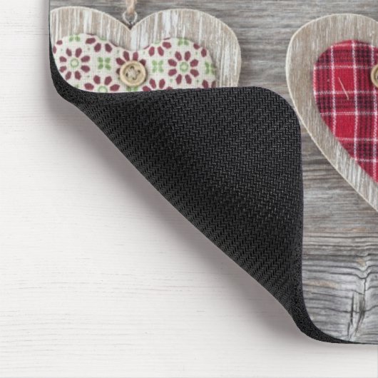 Herzen über einer hölzernen Tabelle Mousepad (Ecke)