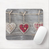 Herzen über einer hölzernen Tabelle Mousepad (Mit Mouse)