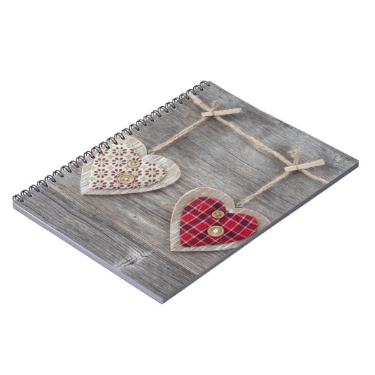 Herzen über einer hölzernen Tabelle Notizblock (Linke Seite)