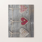 Herzen über einer hölzernen Tabelle Puzzle (Vertikal)