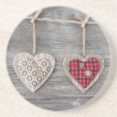 Herzen über einer hölzernen Tabelle Untersetzer (Vorne)