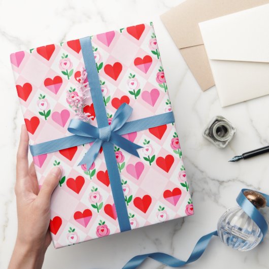 Herzen und Blumen auf Diamant-Valentin Geschenkpapier (Schenken)