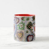 Herzen und Blumen-Tasse Zweifarbige Tasse (Mittel)