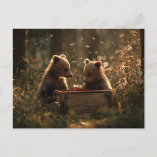 Herzerwärmende Bärenjungen und Honigglas im Wald Postkarte
