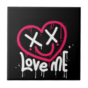 Herzfigur mit toten Augen und Lächeln gesprüht Fliese